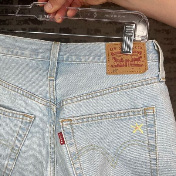 Levi’s | women denim shorts with embroidered flowers - Picture 7 of 11